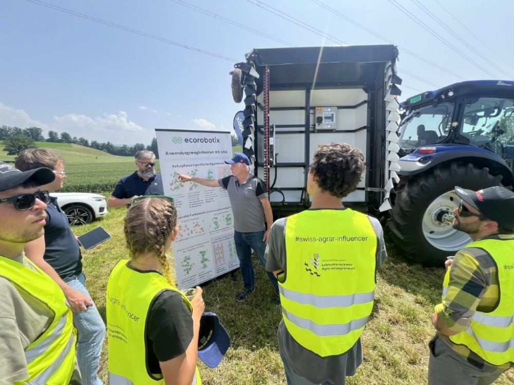 Ecorobotix von Bucher Landtechnik begeistert die Agrar-Influencer. Bernhard Läubli, erklärt wie Künstliche Intelligenz eingesetzt wird.