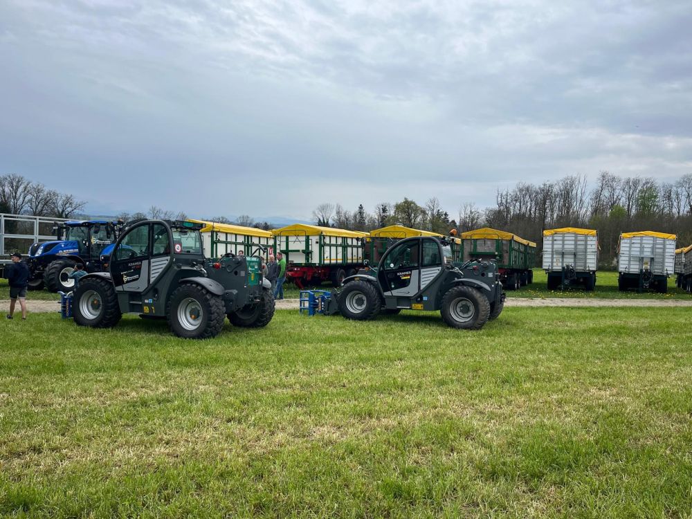 Deux chargeurs télescopiques de la marque Kramer en exposition. Image : kim