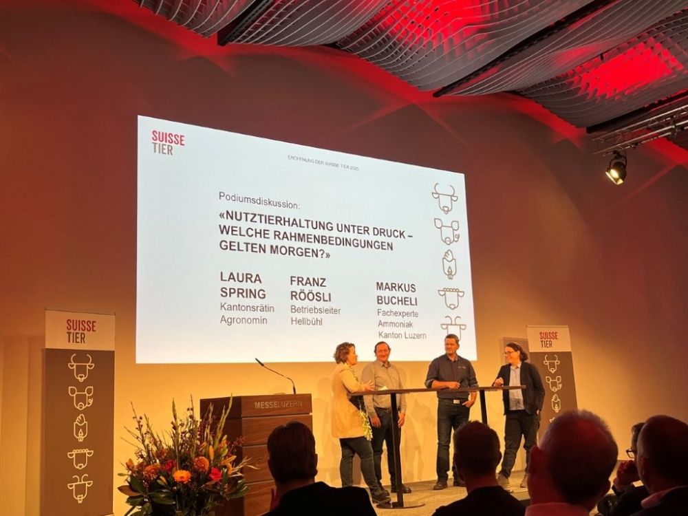 An der Eröffnungsfeier wurden nicht nur Preise verteilt, sondern auch Diskussionen geführt: Laura Spring (r.), Kantonsrätin für die Grünen LU im Gespräch mit Simone Barth, Bauern Zeitung, Markus Bucheli Ammoniak-Fachexperte im Kanton Luzern und Landwirt Franz Röösli aus Hellbühl LU. Foto: kim