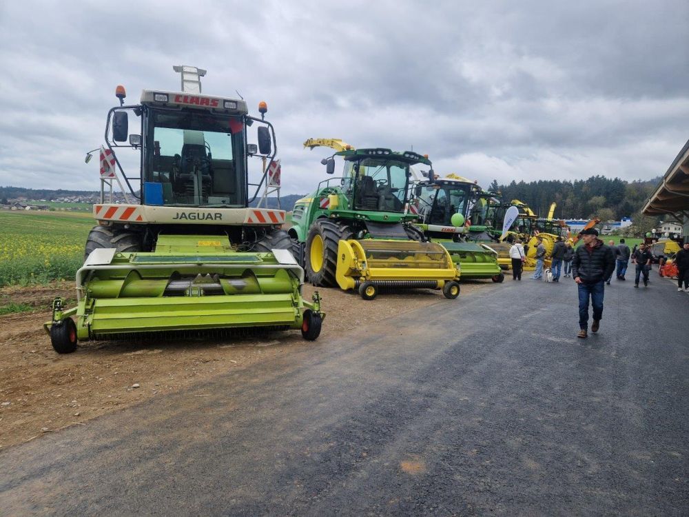 En rang : des broyeurs d'herbe et de maïs automoteurs installés pour la démonstration. Image : rz