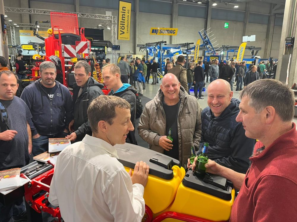 Lukas Keller (weisses Hemd) erklärt den Besuchern die neuesten Innovationen der Väderstad-Sätechnik. Bild: kim