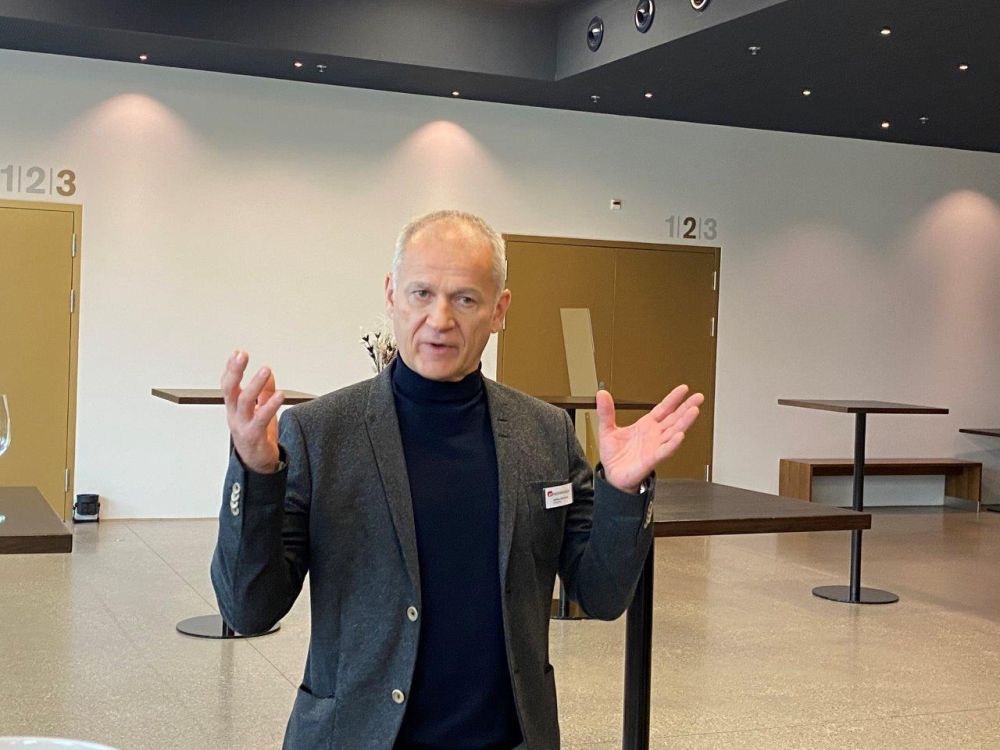 Messeleiter Andreas Hauenstein begrüsst die Eröffnungs-Gäste. Bild: UlUt