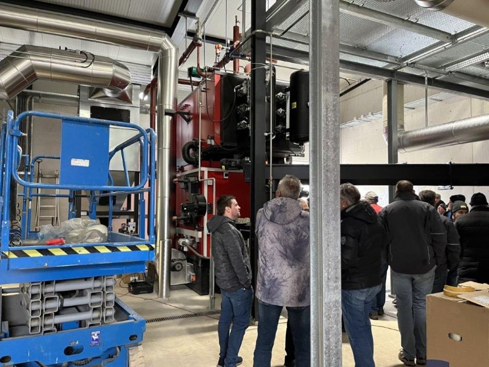 Le cœur du réseau de chaleur est constitué par une chaudière à copeaux de Binder d'une puissance de 1650 kW. Image : kim