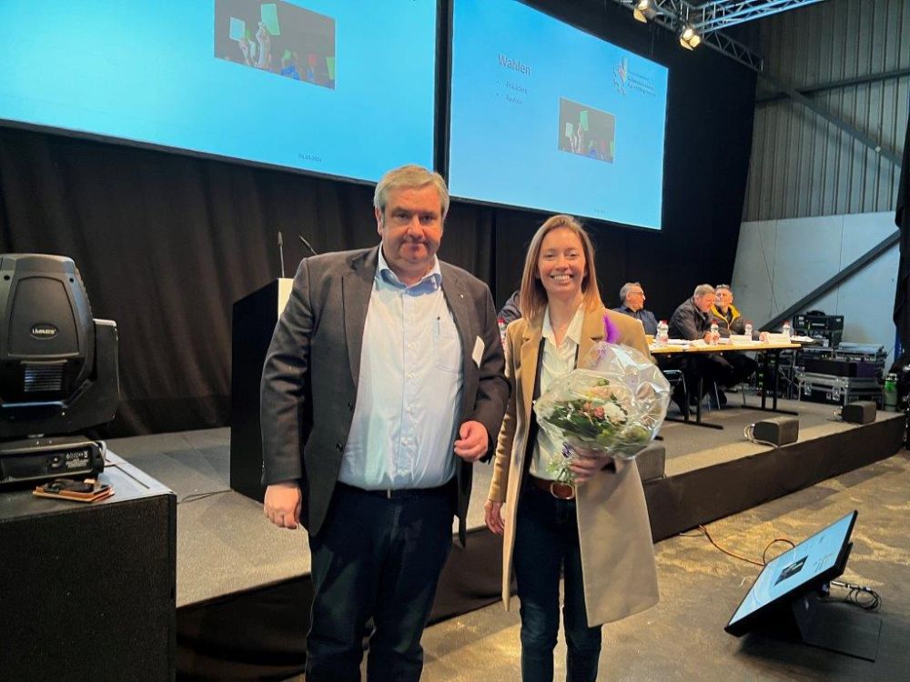 Le vice-président Fernand Andrey (FR) a d'abord félicité la présidente Johanna Gapany (PLR). Photo : kim