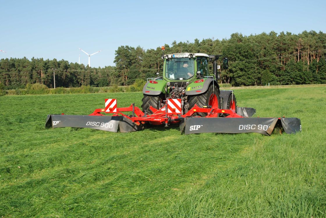 Tondre l’herbe avec une grande largeur de travail