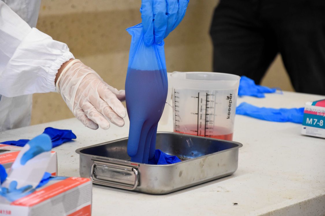 Verschiedene Handschuhmaterialien wurden auf ihre Durchlässigkeit gegenüber einer Chemikalie untersucht und kleine, leicht zu übersehende Perforationen demonstriert. (Bild: BUL, zVg)