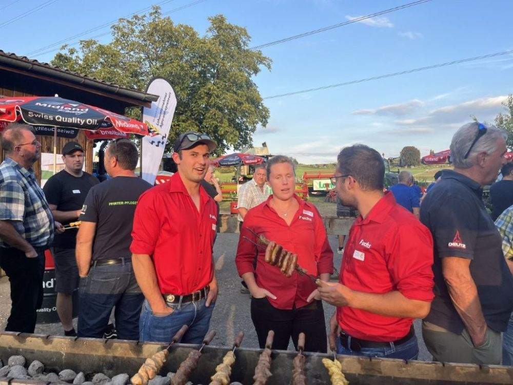 Team Fuchs aus Studen im flotten Dress in der Firmenfarbe.