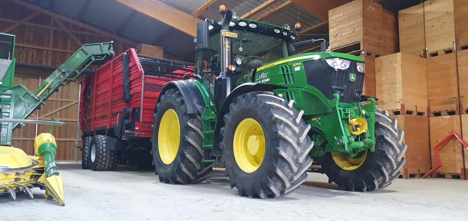 Le John Deere 6215R s'est présenté avec une remorque ensileuse. Photo : zVg
