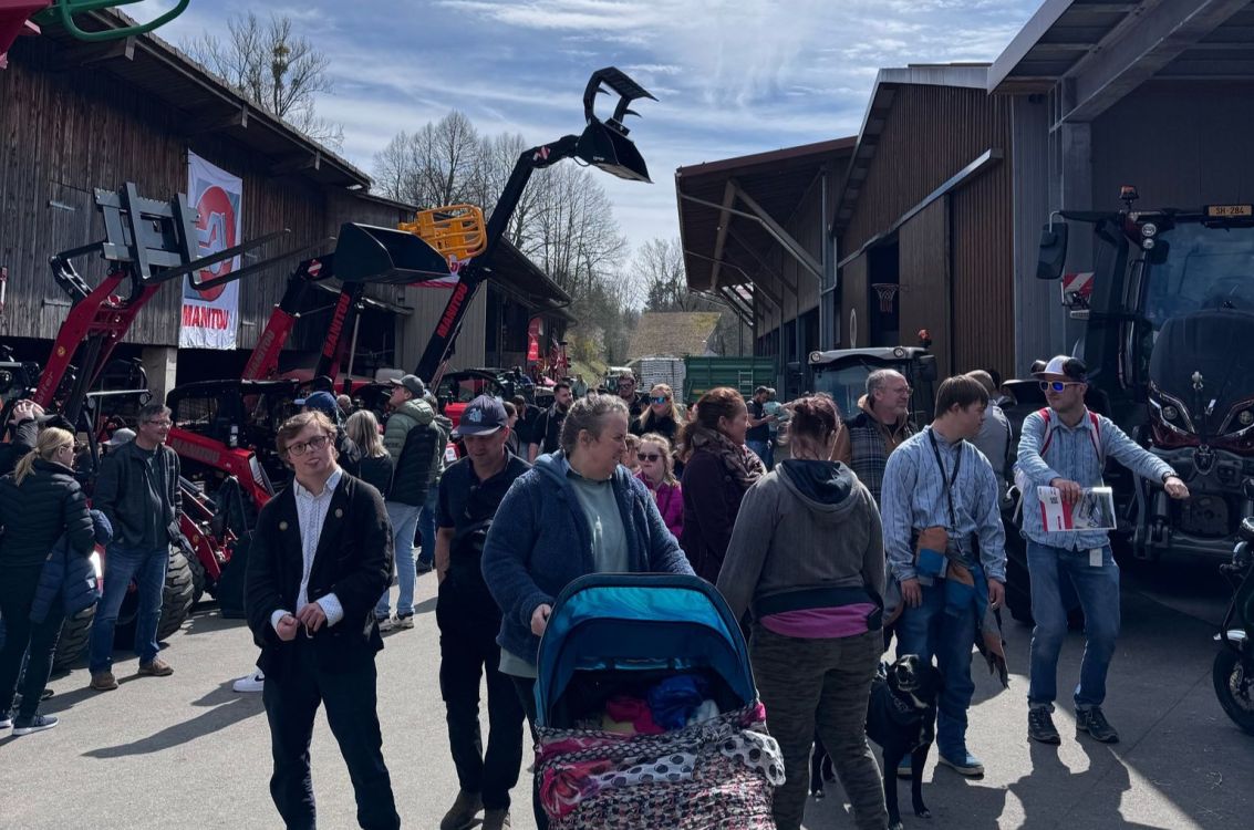 Besucherinnen und Besucher beim Rundgang durch die Maschinenausstellung. Bild: Grimm
