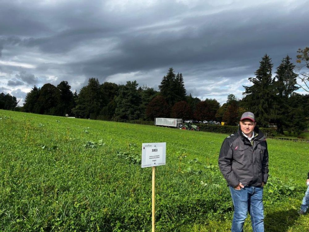 Le conseiller de vente de Samen Steffen, Lukas Knörr, devant le champ d'essai. Photo : kim