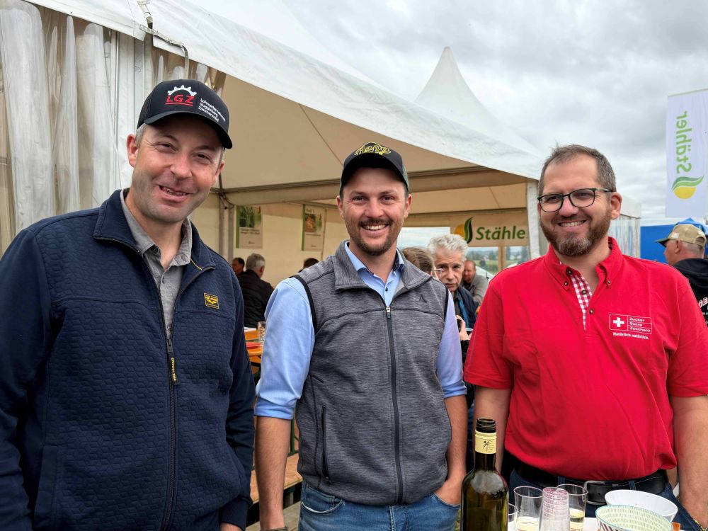 Samuel Guggisberg (l.), Vorstandsmitglied des Verband Lohnunternehmer Schweiz, diskutiert mit Lukas Aebi (r.), Leiter Rübenmanagement in Aarberg. (Bild: Kirsten Müller)