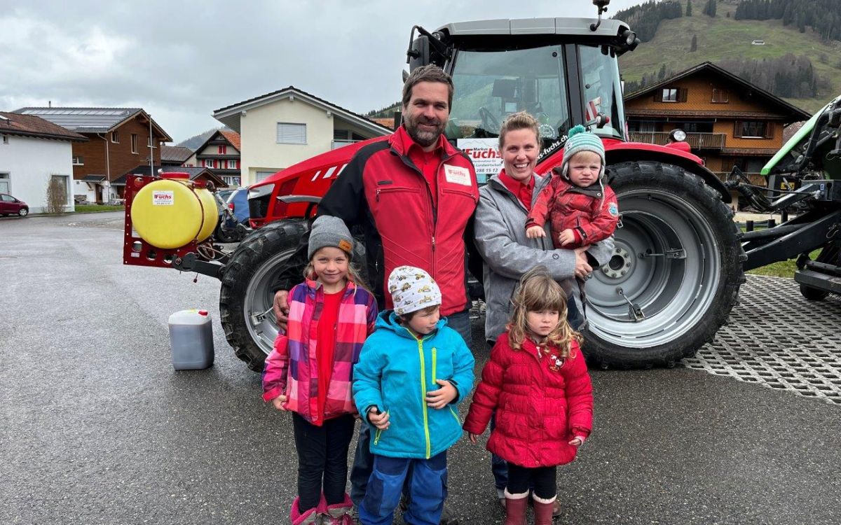 L’exploitation à façon de Markus et Renate Fuchs se charge de tous les travaux forestiers et est spécialisée dans les travaux sur les prairies, les engrais de ferme et le transport dans les régions de montagne. Photo : kim