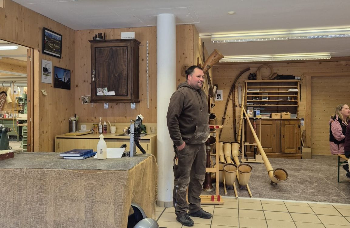 Heinz, le fabricant de cor des Alpes, a donné aux femmes un aperçu passionnant de son métier. Photo : Haffa