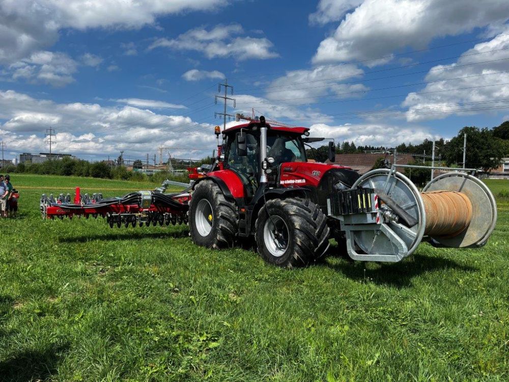 L'attelage de Hug Schottentrans AG composé d'un Case Maxxum 150 et d'un tuyau à lisier Evers Quadro Disc. Photo : kim