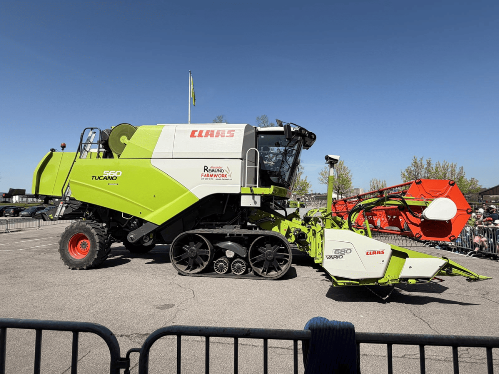 La moissonneuse-batteuse Claas de Remund Farmwork était imposante à voir. (Photo : kim)