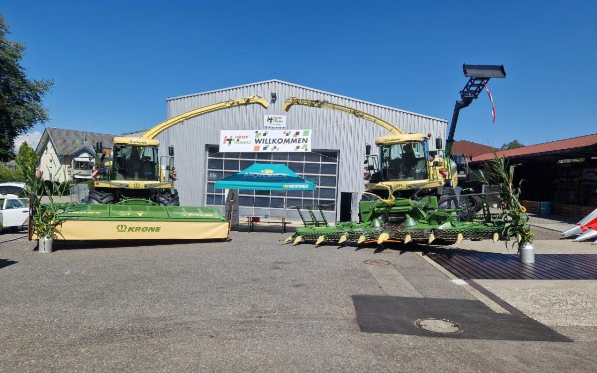 Entrée imposante entre les deux ensileuses Krone. Photo : kim