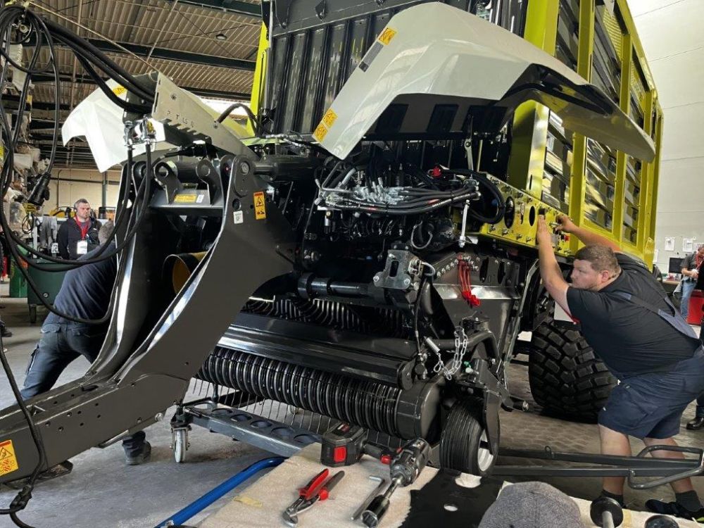 Cargos KLW 8400 Tandem : En 20 min, l'unité de chargement et de coupe complète peut être démontée.