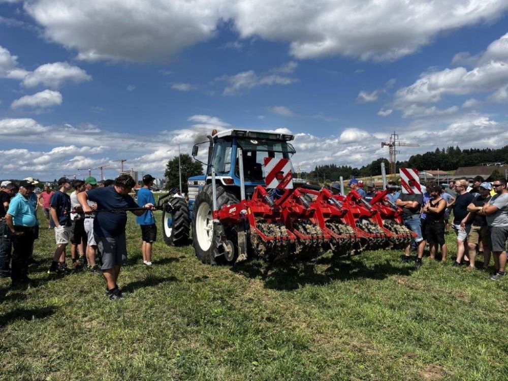 Ford TW 25 avec une sous-soleuse pour une aération optimale et un ameublissement du sol. Photo : kim