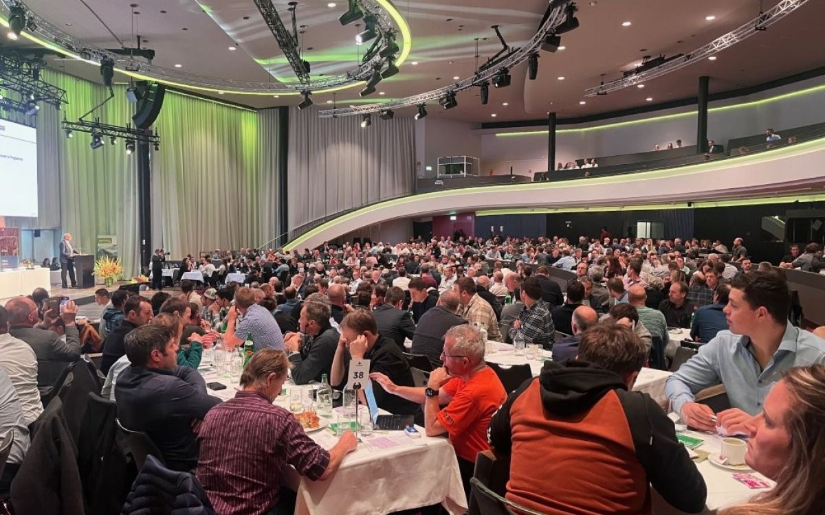 La salle du Kursaal de Berne avec beaucoup de gens.