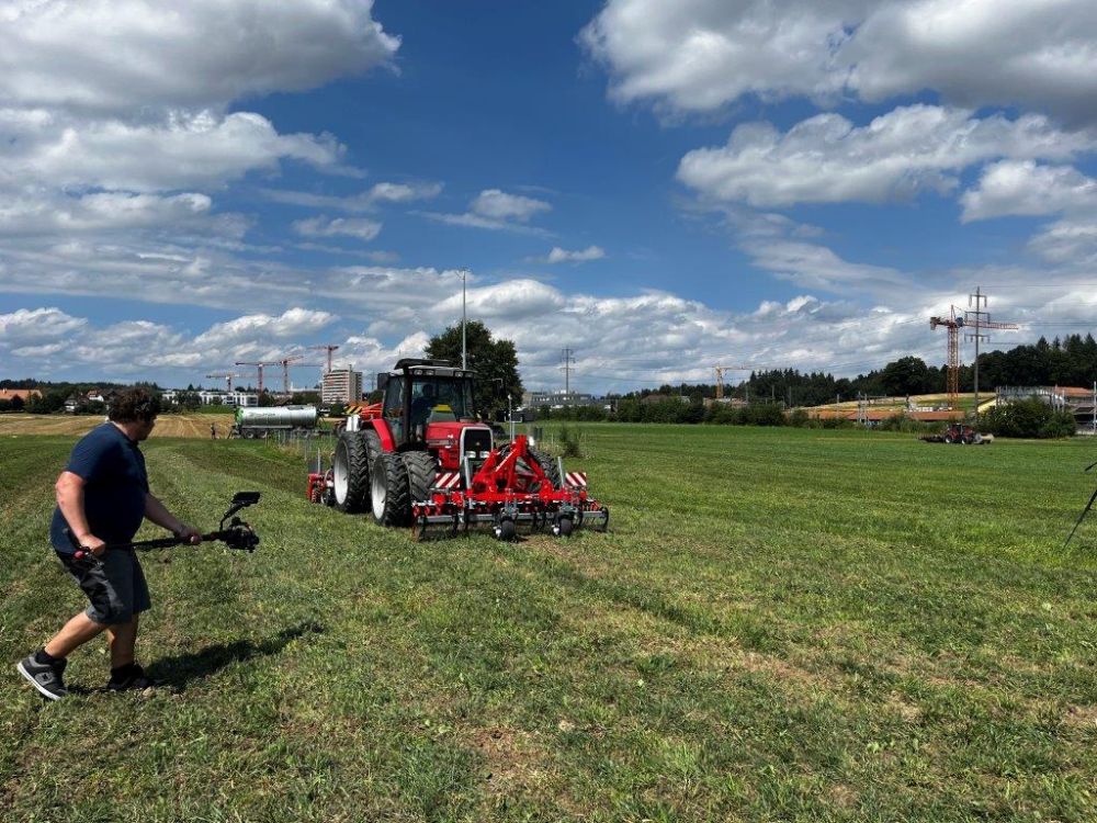 MF 6170 en action avec un rouleau frontal Güttler et un Güttler GreenMaster. Photo : kim