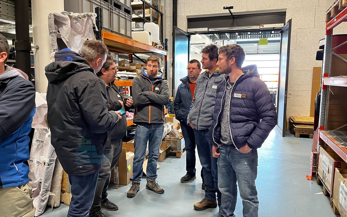 35 agro-entrepreneurs et partenaires admiraient les halls de montage et de stockage du site d’implantation de 14'000 m2 de l’entreprise.