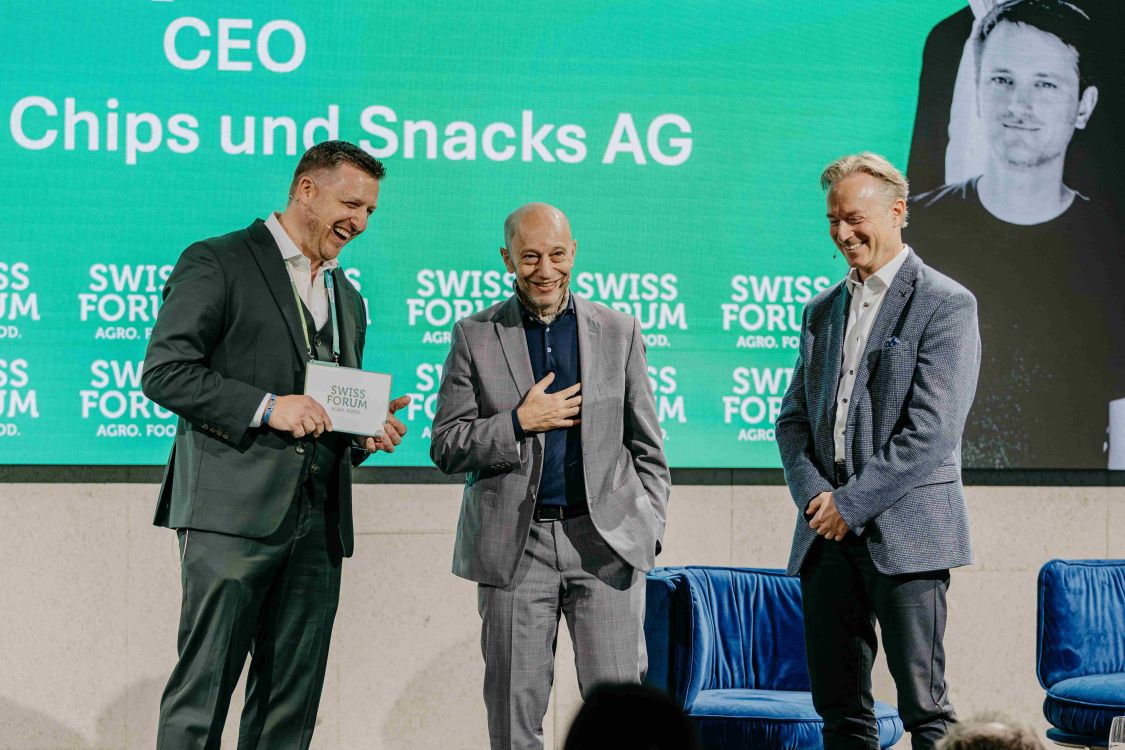Daniel Bloch von Chocolat Camille Bloch und Christoph Zweifel von Zweifel Chips & Snacks tauschten sich darüber aus, was zukunftsfähige Führung bedeutet. (Foto: Diana Muhmenthaler Fotografie)