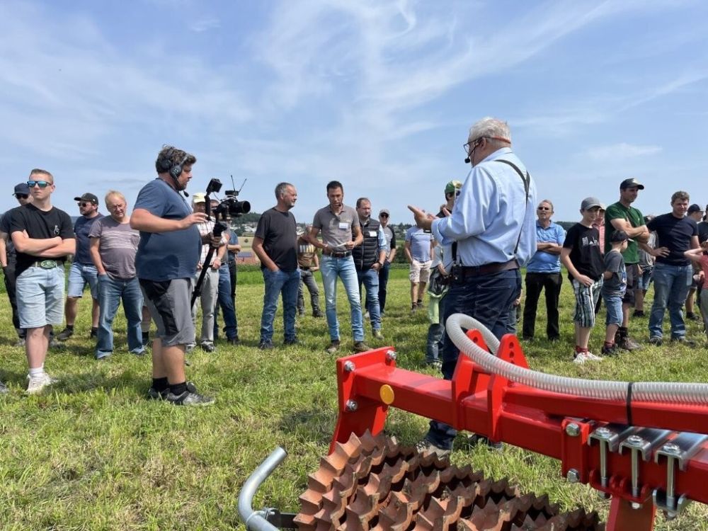 Hans Güttler (r.) kommentiert die Maschine.