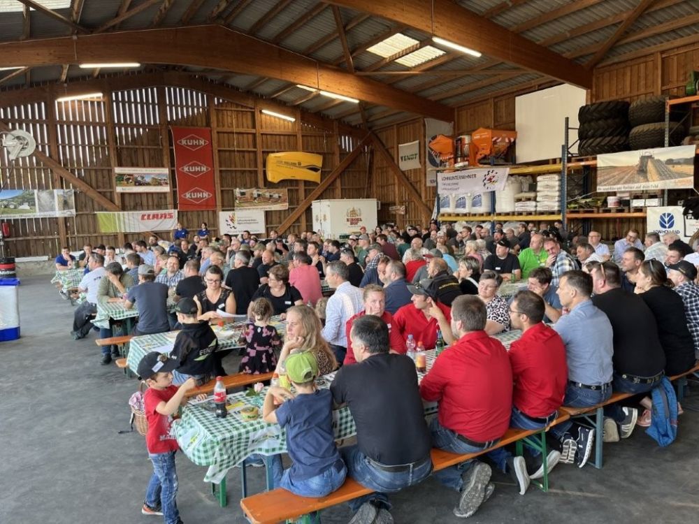 Über 200 Gäste bei optimalen Wetter in der Halle am Standort Augst.