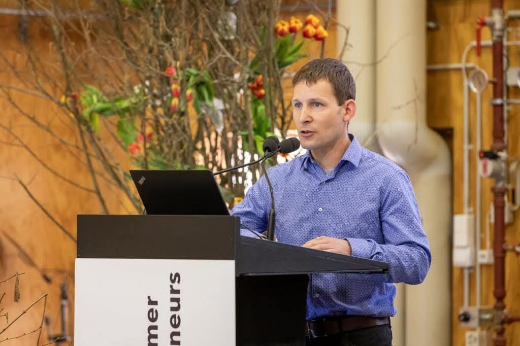 Benny Hüsler de FH Hüsler AG de Rickenbach (AG) se présente aux participants. Image : kim