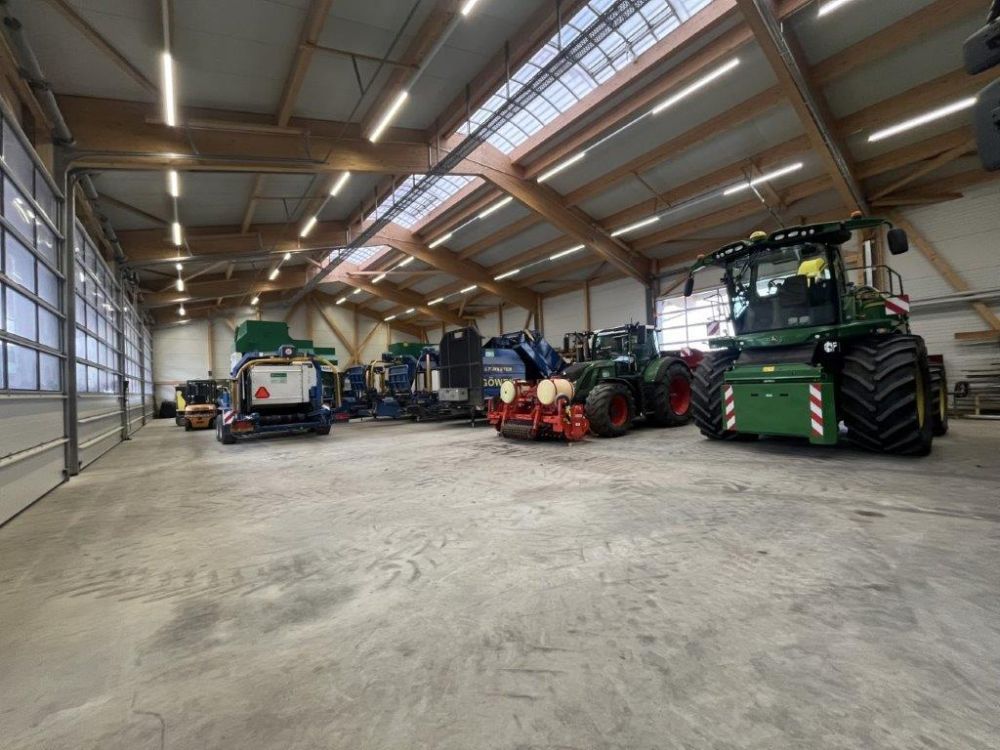 Un coup d'œil dans la grande halle des machines de Lehmann Agrofortst AG. Image : kim