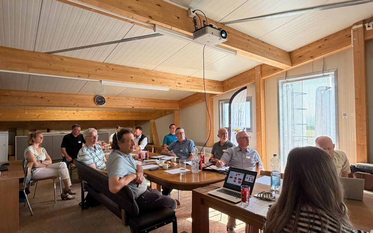 Die Teilnehmer des Agroclusters schauen auf eine Präsentation in einem Raum mit Holzelementen