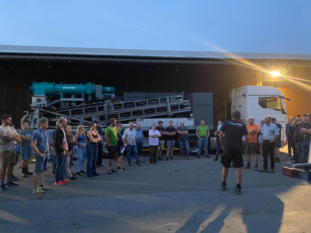 Peter Wyss lors de son exposé sur la pulpe de betterave sucrière/le tourteau de colza - balles hachées. Image : zVg