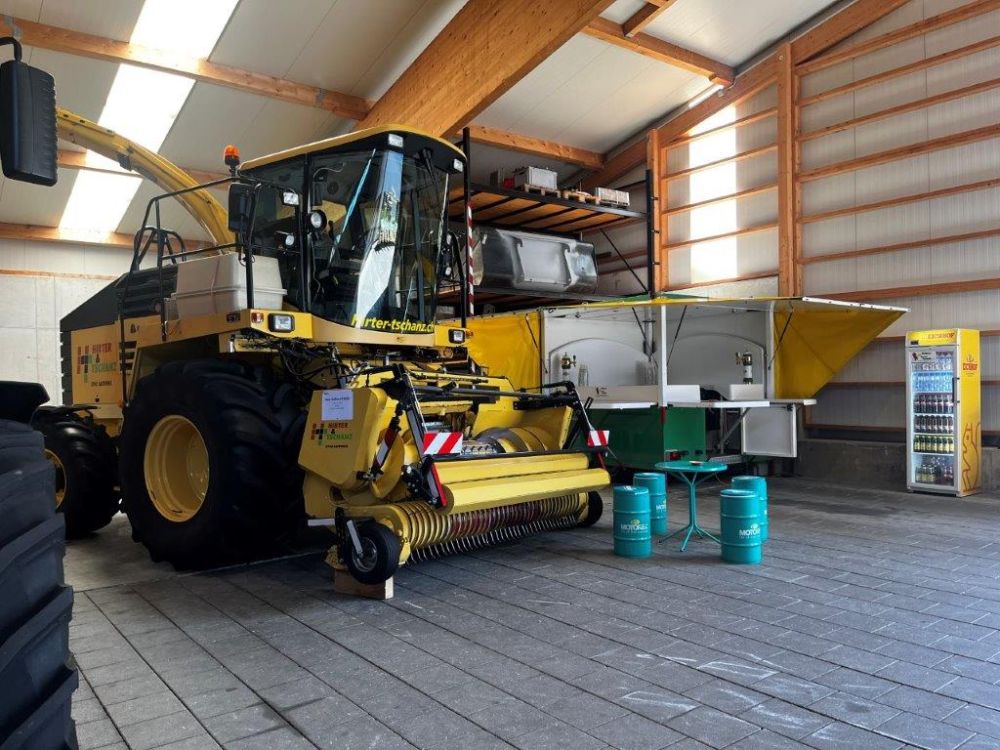 L'ensileuse New Holland devant l'ensileuse à bière a beaucoup fait parler d'elle. Image : kim