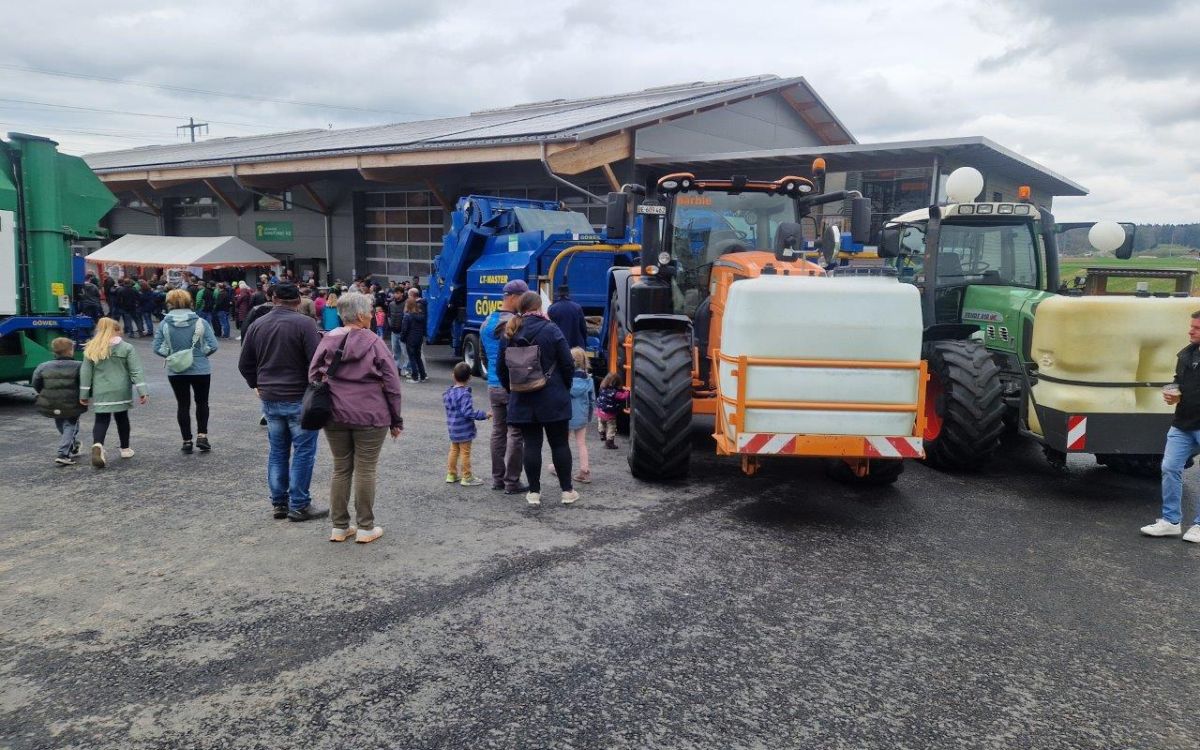 Une dizaine de presses formaient l'entrée impressionnante du site d'exploitation de Lehmann AgroForst AG. Image : rz