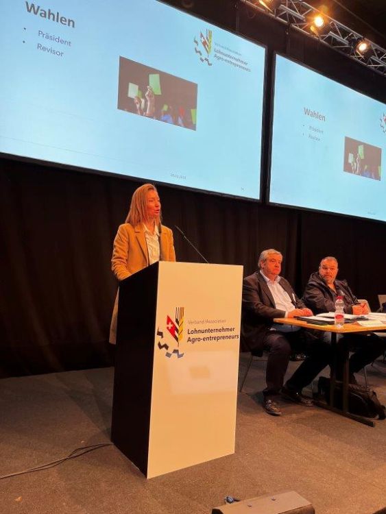 Johanna Gapany : « Je m'engage avec vous et par conviction. Votre mission d'entrepreneur de travaux agricoles est claire, la mienne aussi ». Photo: kim