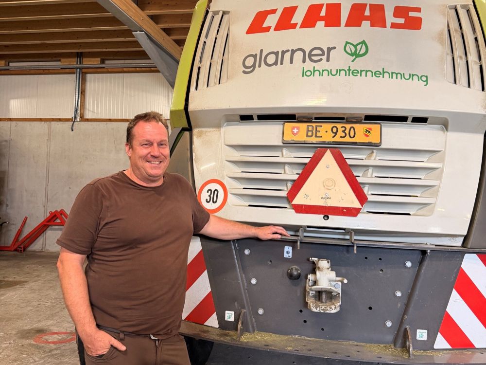 Stefan Glarner vor dem neuen Claas Mähdrescher