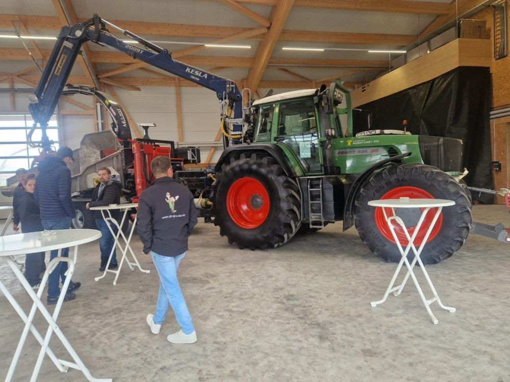 Un duo puissant : un Fendt 926 Vario avec une déchiqueteuse à bois Mus-Max. Image : rz