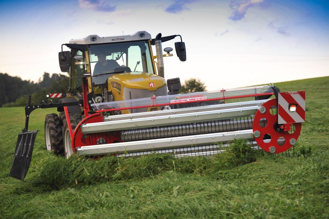 L'andaineur de crête de BB-Umwelttechnik sur un Rigitrac en action. Photo : zVg