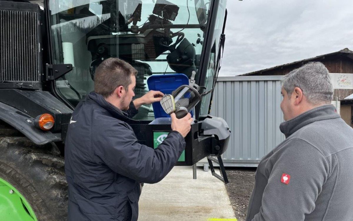 Gregory Hofer (li.) zeigt bei der Prüfung Fernand Andrey was er für den Anwenderschutz mitführt.