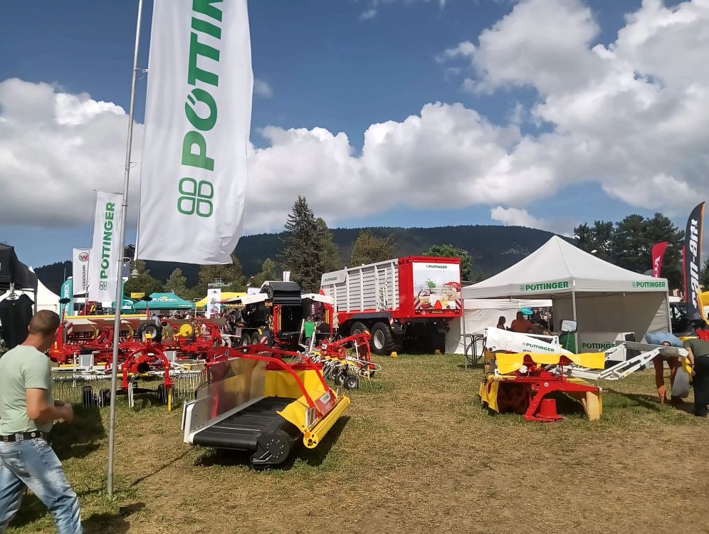 Pöttinger präsentierte unter anderem ihren Pick-Up-Schwader. Bild: BG