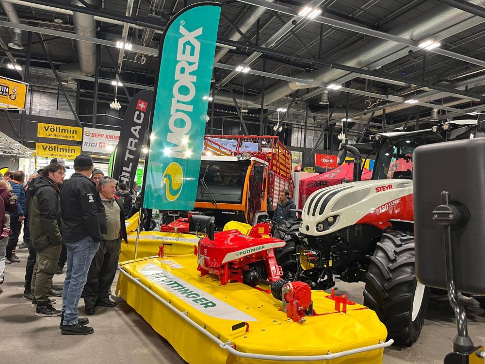 L'attelage autrichien : un Steyr avec une faucheuse frontale Pöttinger. Image : kim
