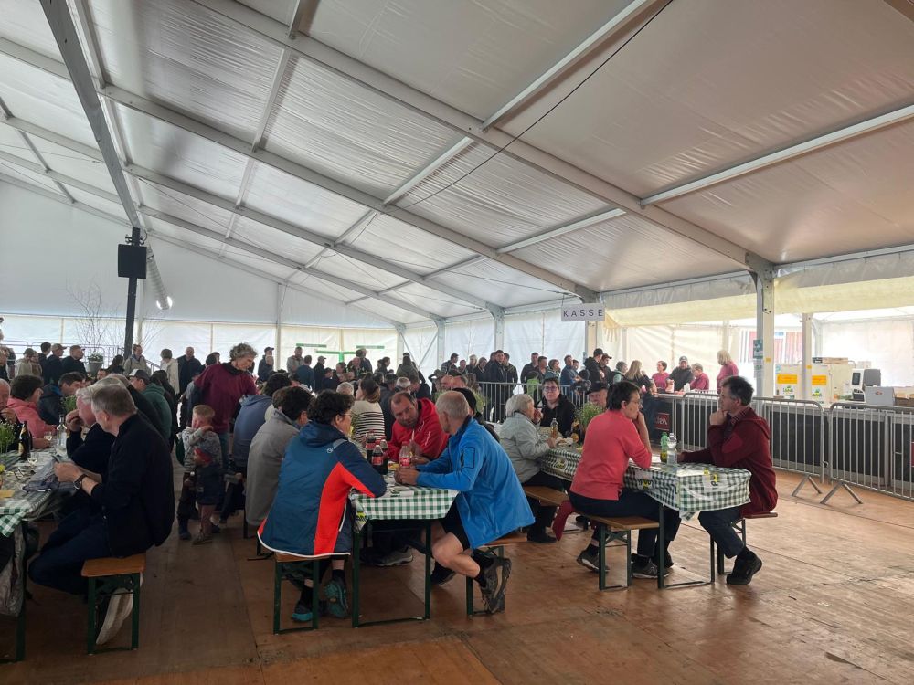 La restauration a été bien fréquentée tout au long de la journée. Image : kim