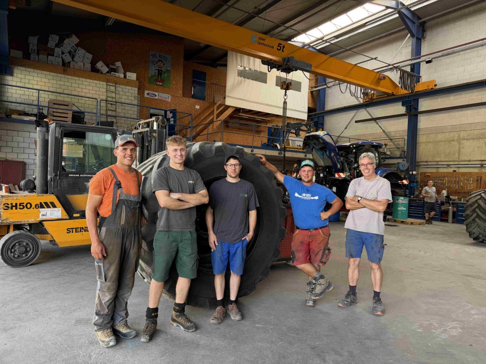 Ryser: Ein Teil des Teams Ryser Lohnunternehmung: Severin Koller, Robin Eichenberger, Noah Röthlisberger, Elias Koller und Markus Ryser.