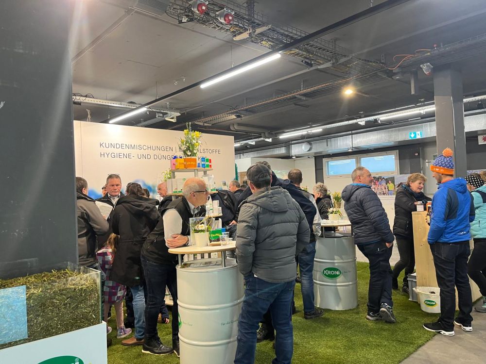De bonnes discussions avec les clients sur le stand de Kroni. Image : kim
