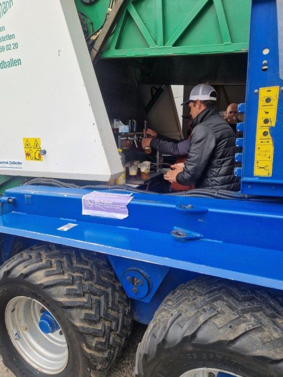Insolite, mais créatif : la cuve à bière était logée dans une presse à balles rondes. Image : rz