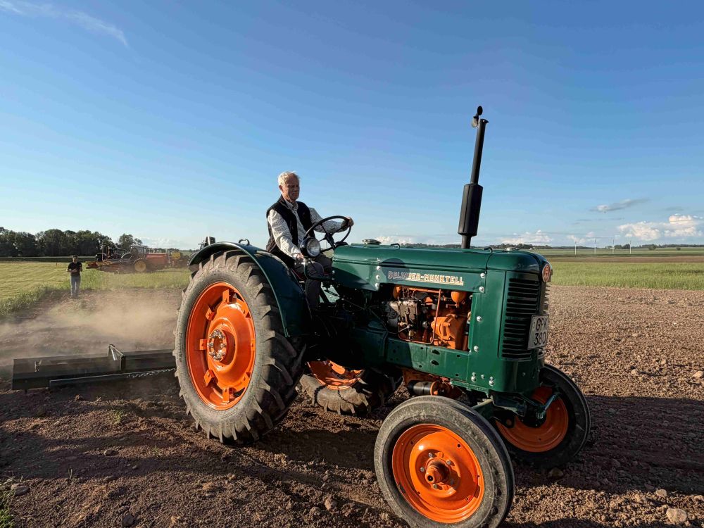 Crister Stark, fils de Rune Stark, le fondateur, a présenté la herse en acier sur son tracteur de collection. C’étaient les débuts de l’entreprise.