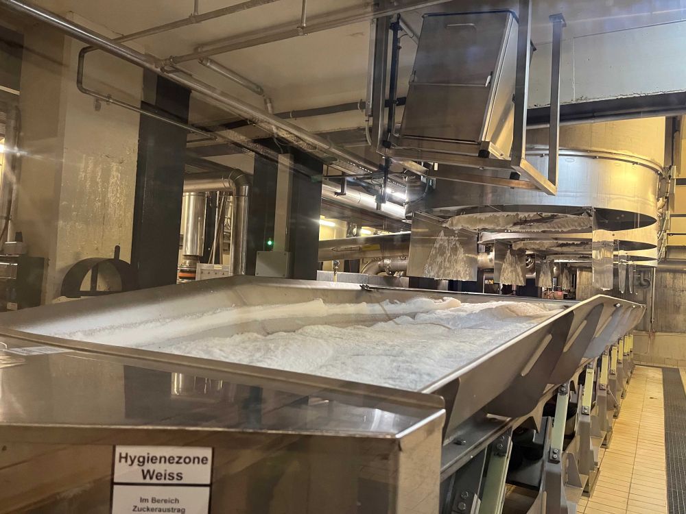 In der „Hygienezone Weiss“ ist der Moment gekommen, in dem aus der braunen Rübe weisser Zucker wird. (Foto: kim)