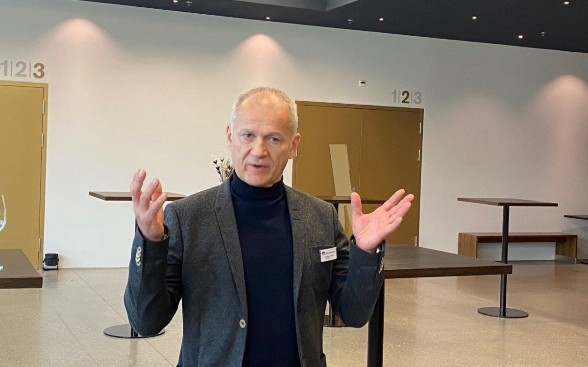 Messeleiter Andreas Hauenstein begrüsst die Eröffnungs-Gäste. Bild: UlUt