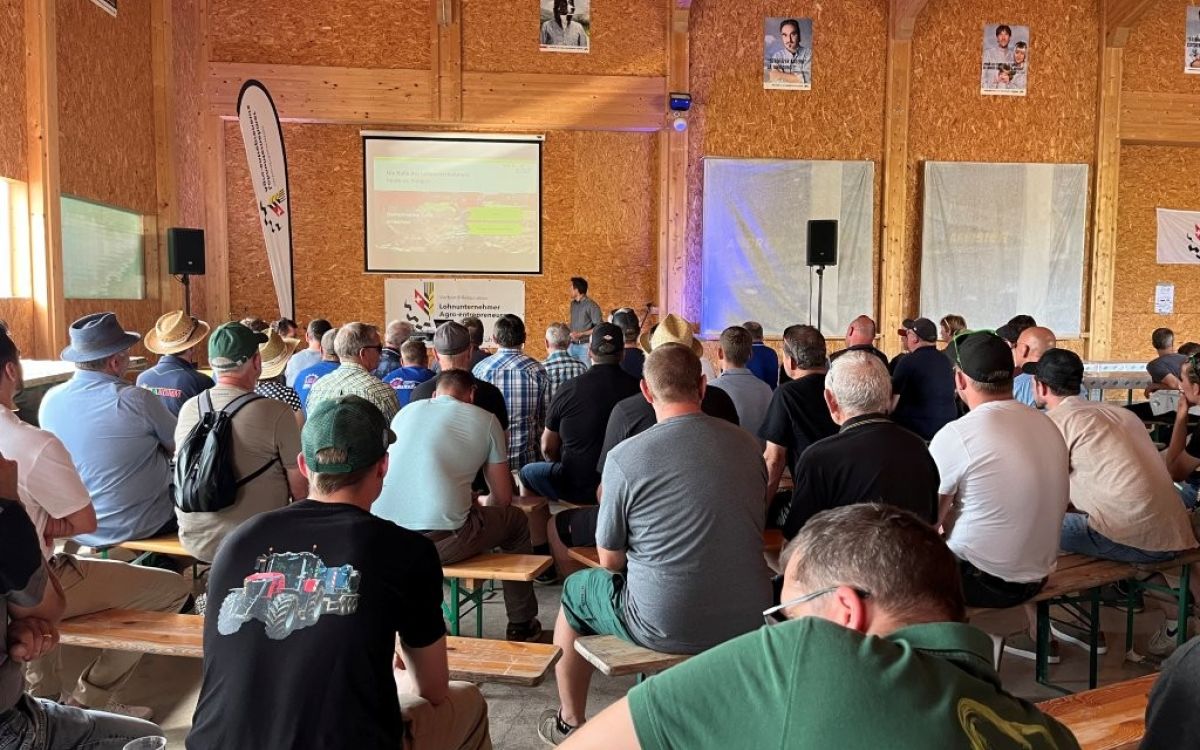 Matthias Anliker, Mitglied der Geschäftsleitung der A. Leiser Maschinen und Fahrzeuge AG, fordert beim Feldabend der Lohnunternehmer: „Nicht nur arbeiten – mitdenken, beraten, Mehrwert schaffen.“