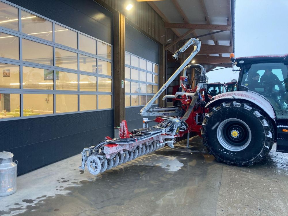 Der Traktor Case Maxxum 150 zusammen mit dem Evers Gülle-Schlitzgerät. Bild: kim